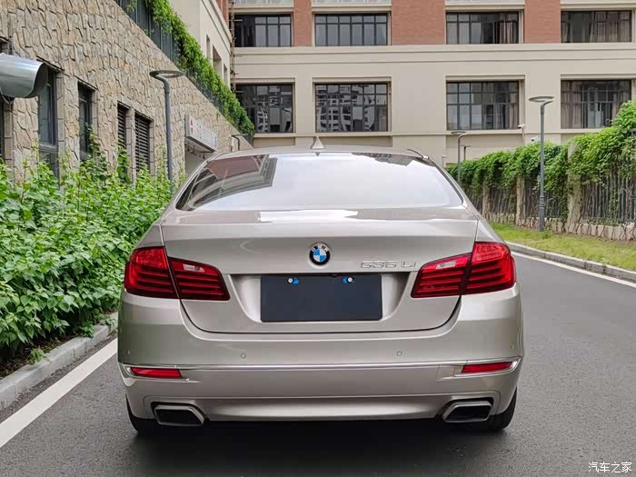 14年宝马5系535行政豪华版和奥迪a6l50豪华版
