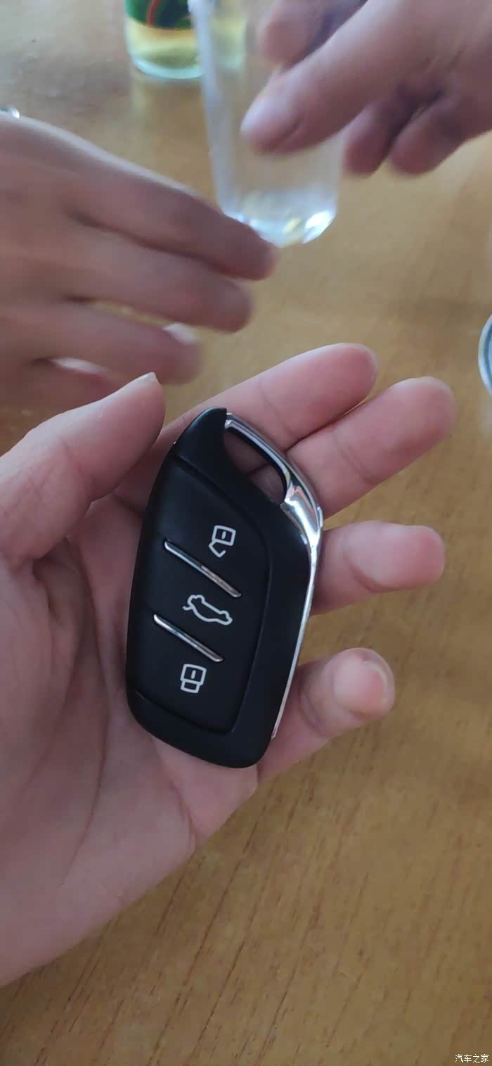 名爵515l自动豪华版有几把电动钥匙啊