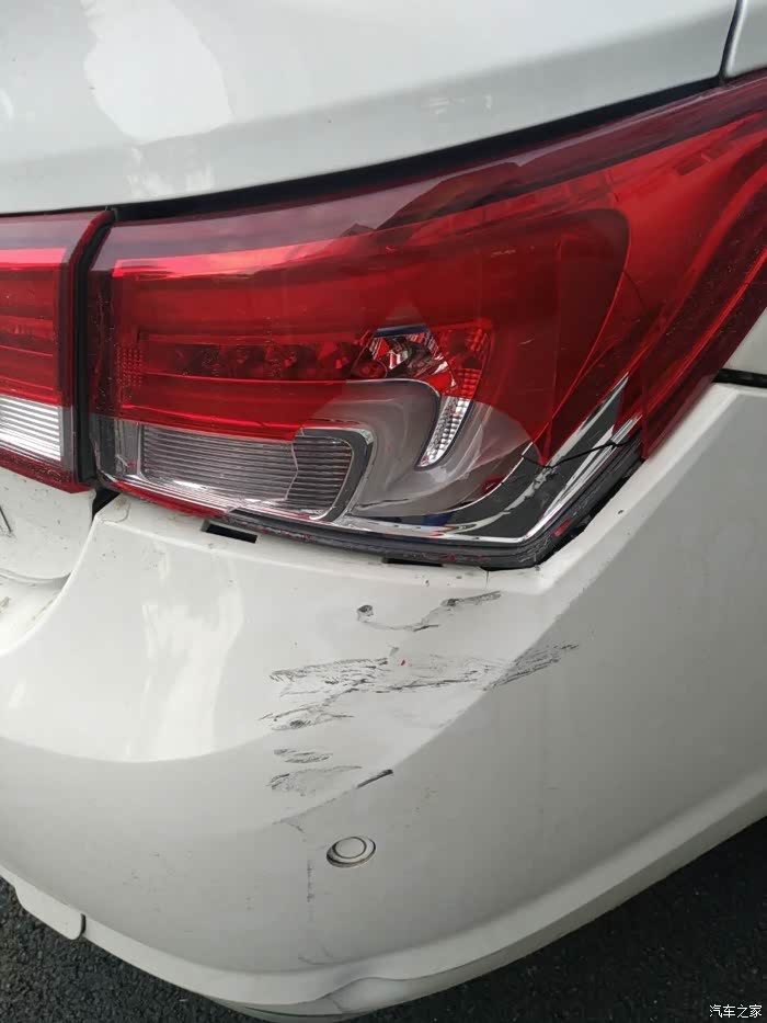 车尾灯撞碎了,求助