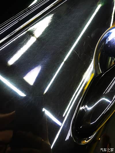 洗车留下的划痕,漆面逐渐泛白了