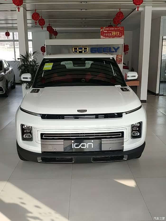 白色车身的吉利icon外观更加简单,没有了银灰色的个性气质,但相比其他