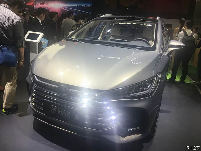 小身材大肚量国际车展比亚迪e5静态观赏