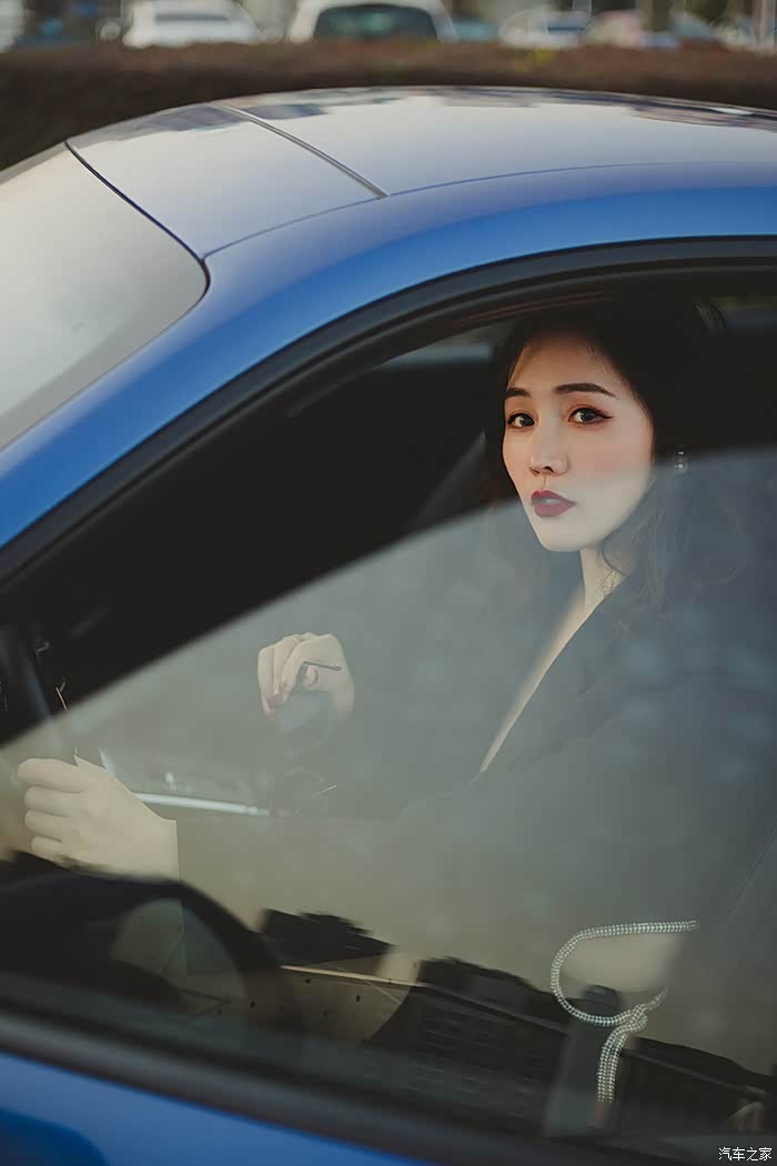 蓝色保时捷911和美女更搭