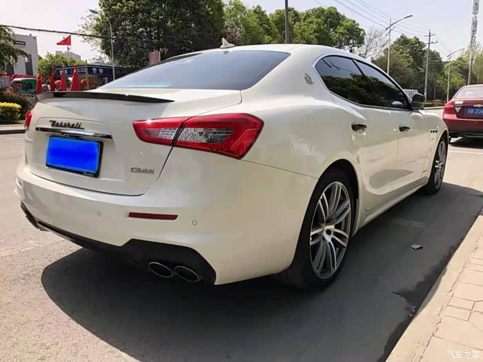 出18款玛莎吉博力白色运动版