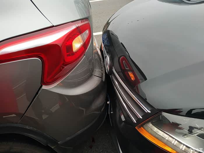 倒霉在高速被人追尾了