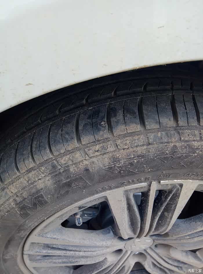 轮胎胎面给给磕掉了一点胎纹边上