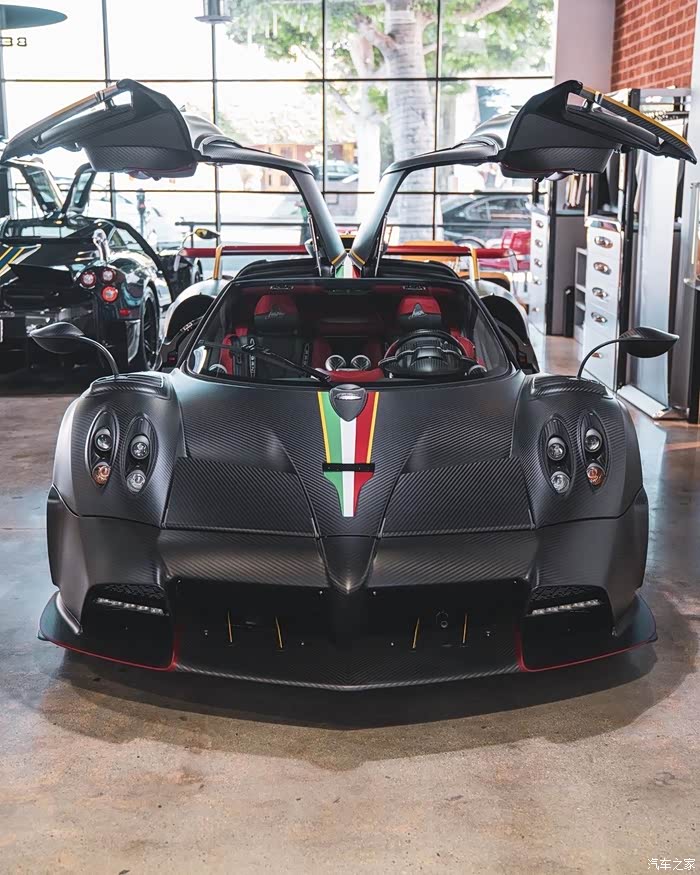 那黑色的帕加尼paganiimola特别是那车门真炫酷