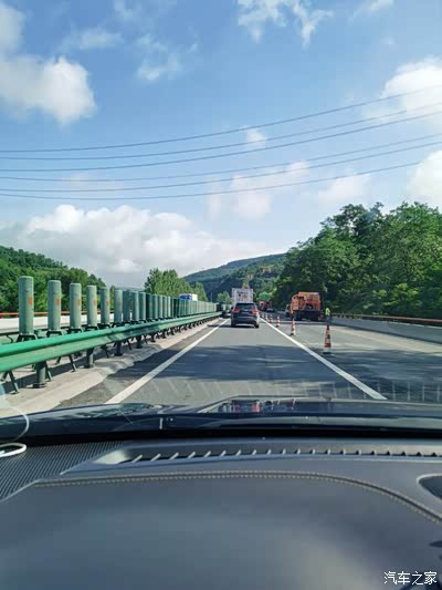 越往西走,天越蓝,山越苍茫