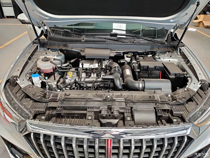 第一次看发动机舱内的完整布局,因为平时都上有饰板盖着的,根本看不见