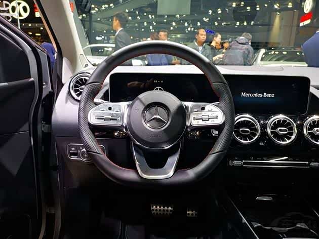 奔驰b300拥有德系车明显的棱角霸气而又大方得体