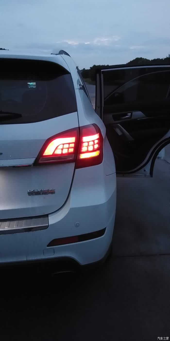 尾灯亮起来的样子是比较喜欢的,而且辨识度蛮高的,可惜转向灯不是流水