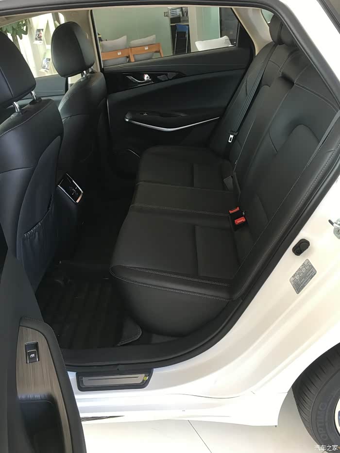 后排整体空间大,搭配上前后独立悬架之后,这让喜欢大空间朋友们有更好