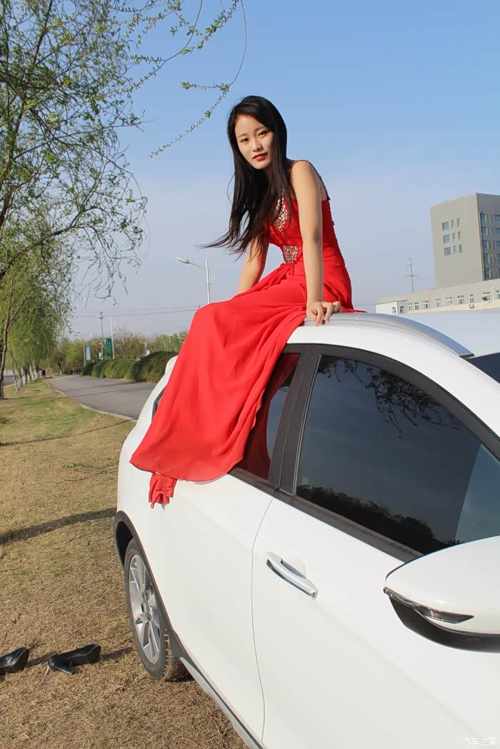 美女当车模红裙美女和小白