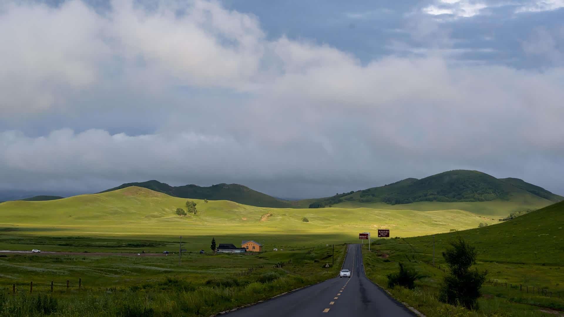 一片辽阔的大草原大得无边无际微风扶着泥土散发出的芳香