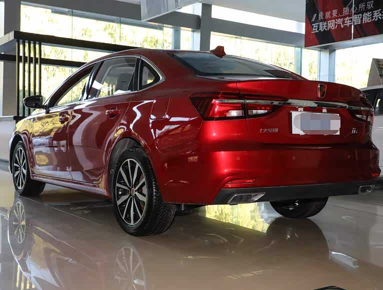 我家隔壁有一姑娘就选择了红色荣威i6