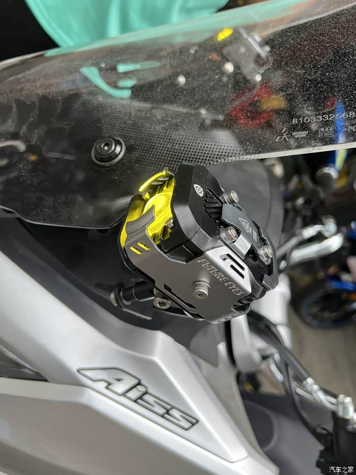 【图】uhr150加装射灯, 手机支架,改装到位了!