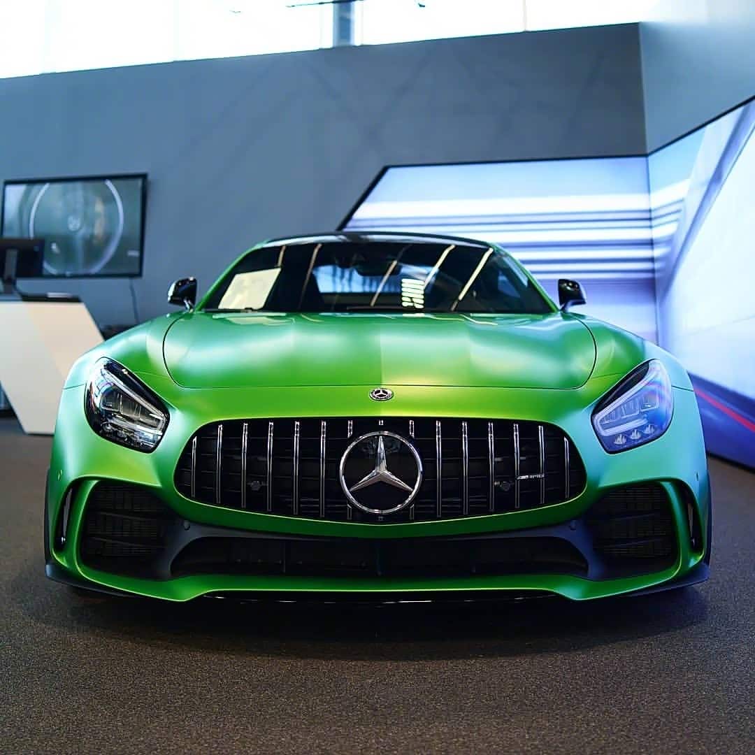 奔驰amggt这个绿色涂装太吸引人的眼球了感觉有点太绿