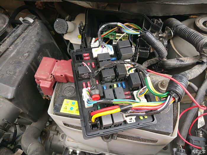 请问近光灯保险丝是哪个