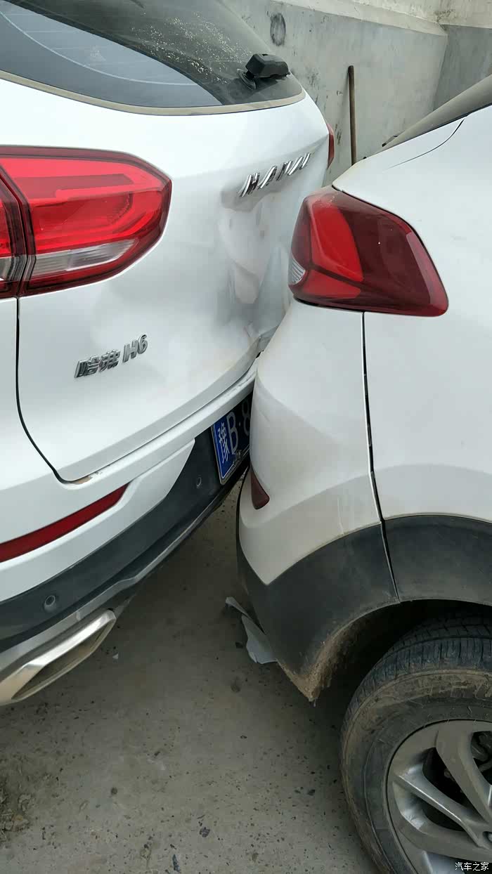 0智尚提车28天车屁股背撞过,haval标志被贴歪了_哈弗h6论坛_汽车之家