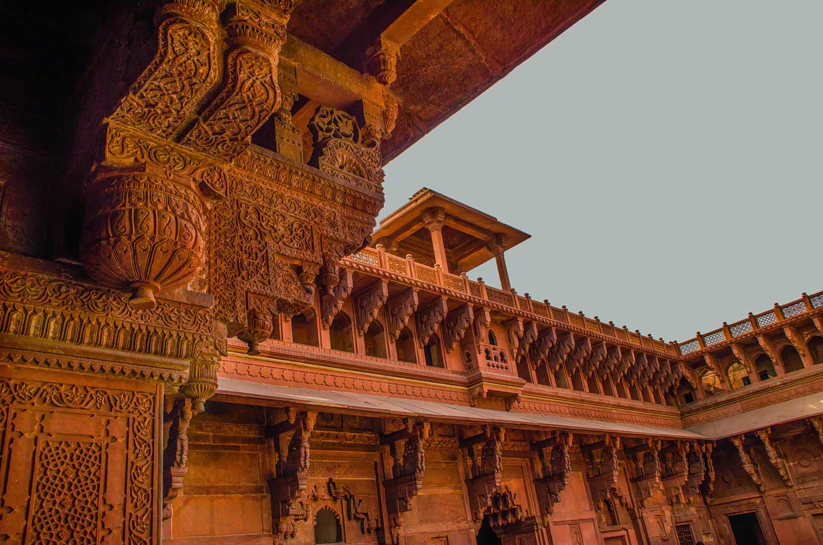 德里红堡是典型的莫卧儿帝国风格的红砂岩建筑.