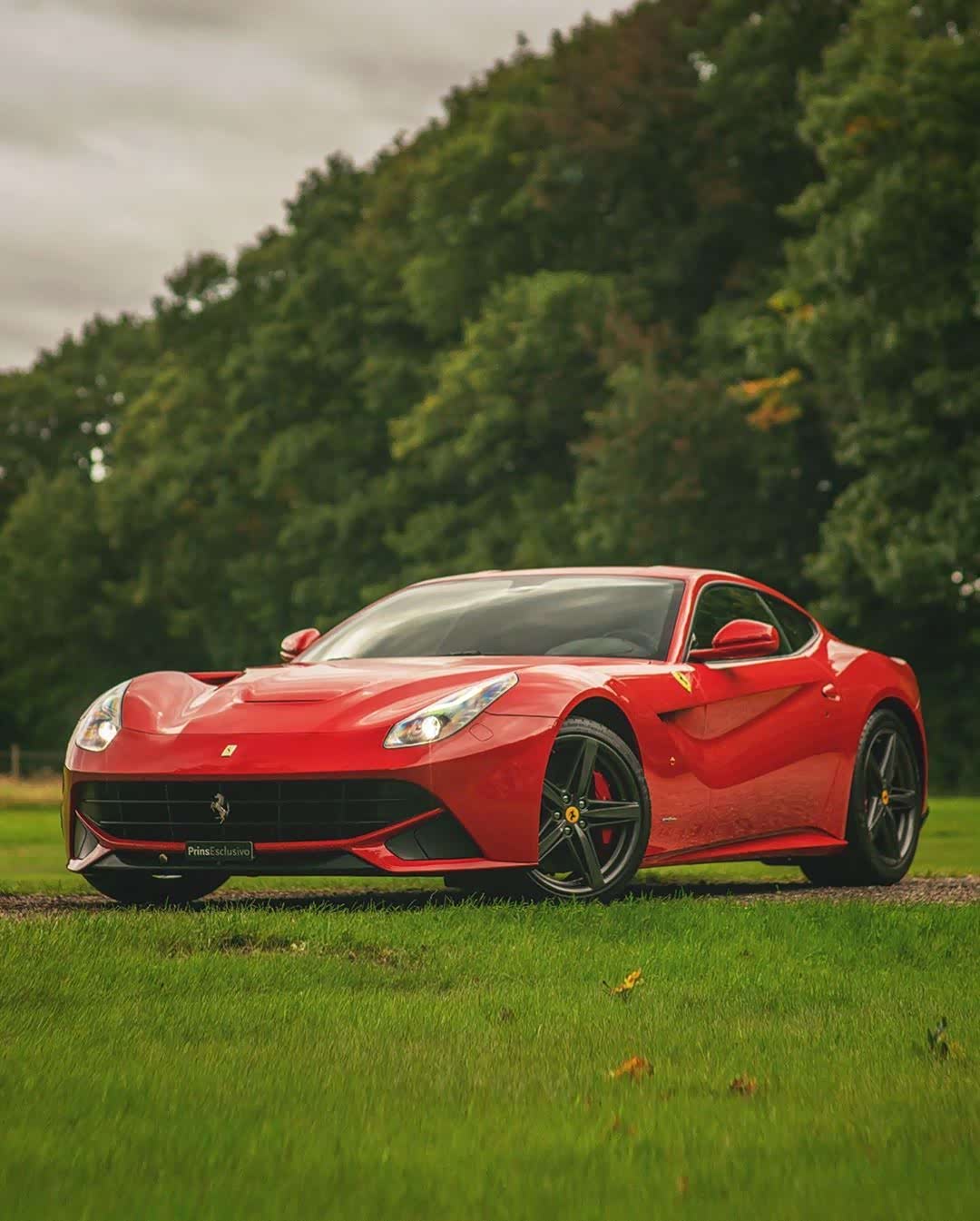 法拉利f12berlinetta骚红真漂亮