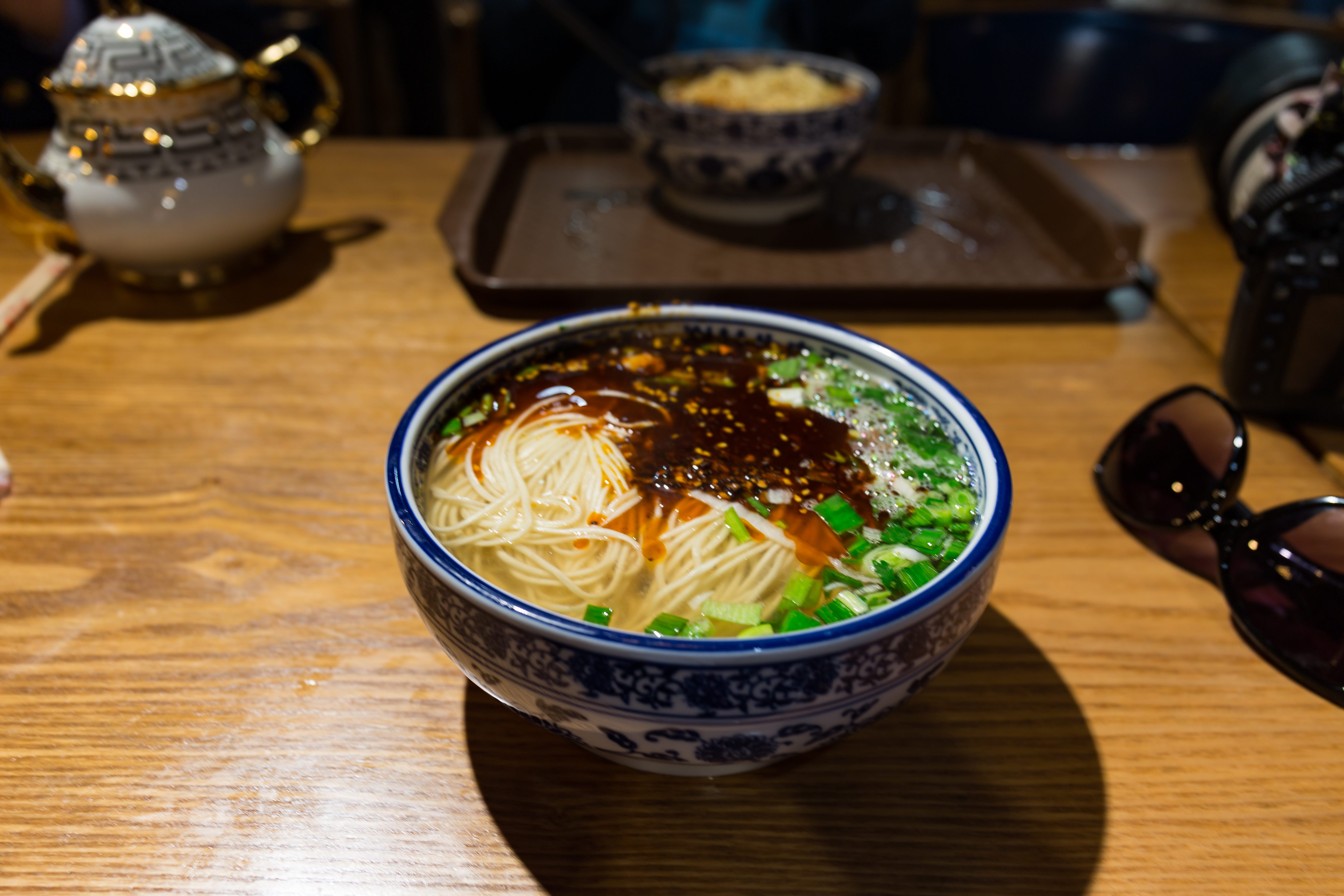 兰州牛肉拉面又称兰州清汤牛肉拉面中国面条之兰州区风味吃它以汤镜者