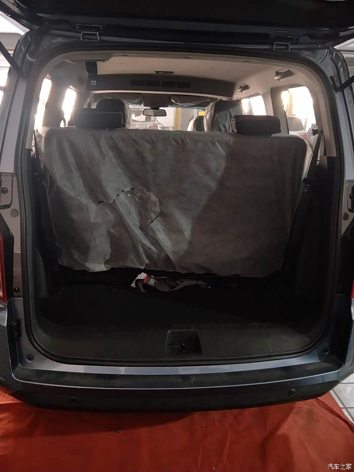 后备箱开口宽阔,便于搬运货物.