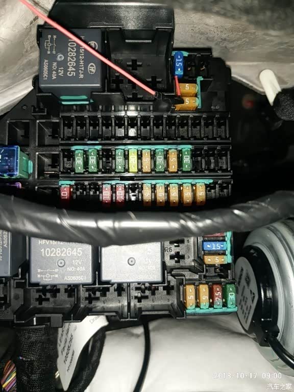 2019款名爵6车内保险盒取电