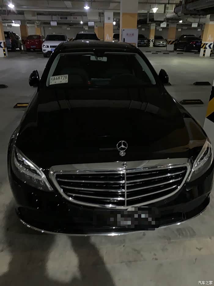 奔驰c黑色立标帅气十足