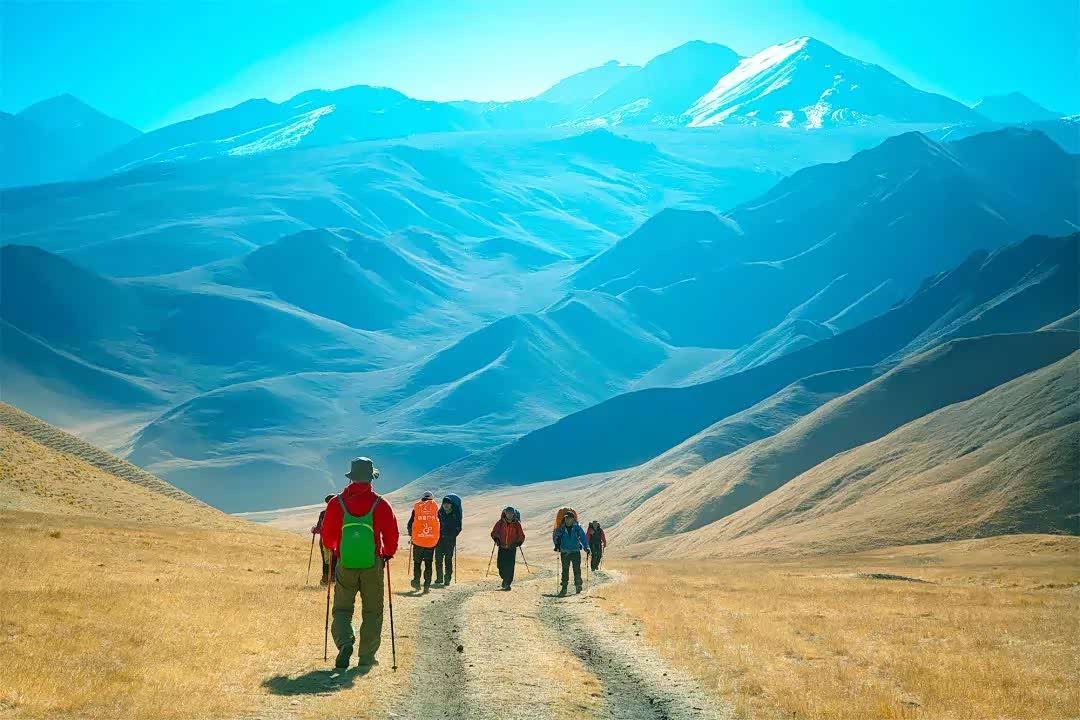 户外徒步是一种勇于追求,发现自我,走进大自然的运动.