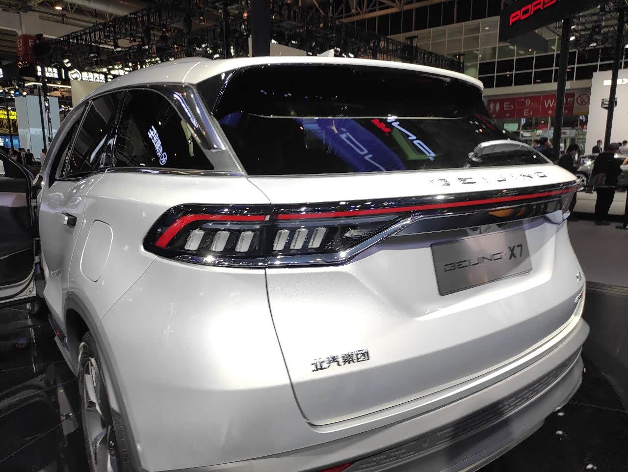 北京汽车x7,新车型,时尚颜值,横贯式尾灯,双大屏配置