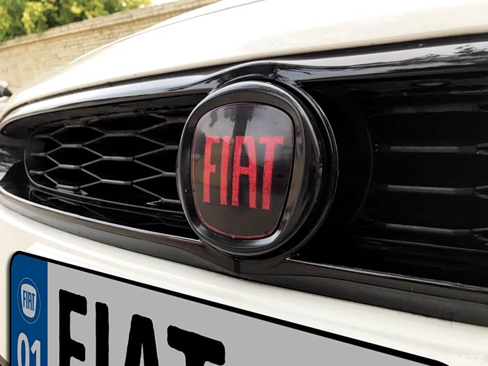 菲亚特致悦车标改色【黑红】【教程】