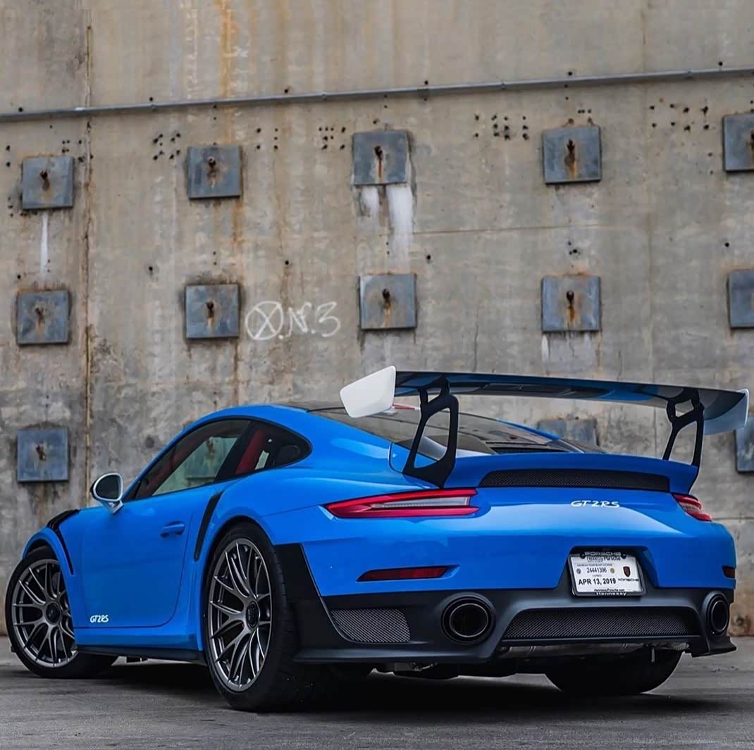 蓝色的911gt2rs,两个大灯就像大眼睛一样.