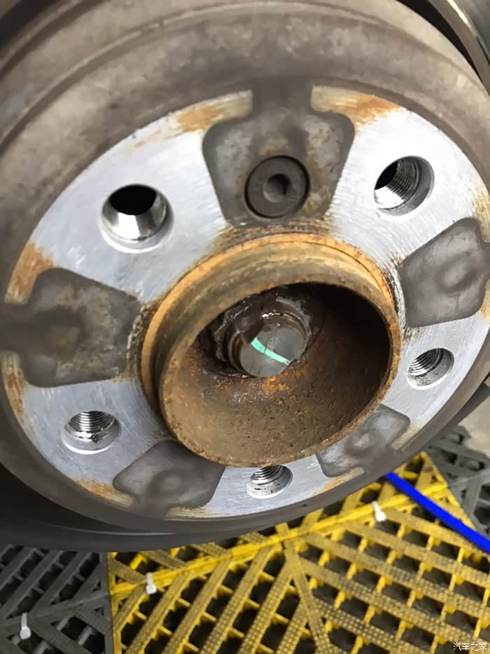 车轮轴锈迹斑斑