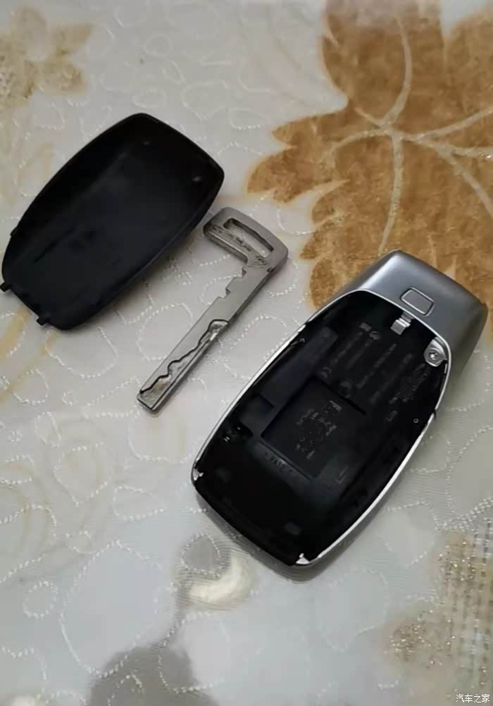 更换奔驰c级车钥匙电池