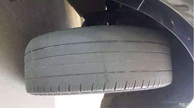 检查一下自己的轮胎是否该更换了第三种情况胎面出现裂痕: 一般轮胎的