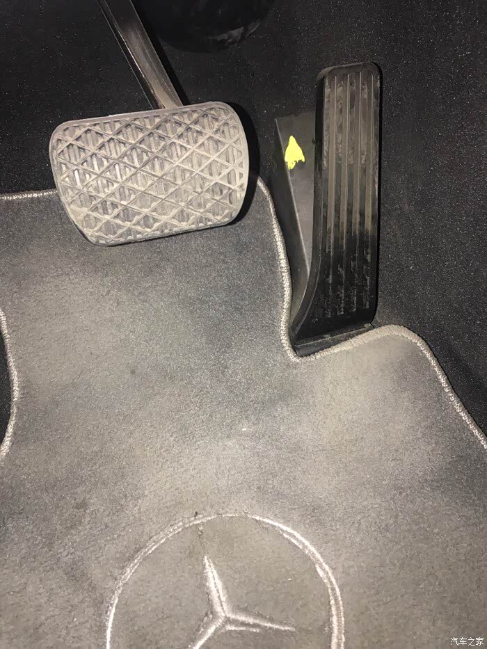 请问油门踏板上的三角形油漆标示是什么意思