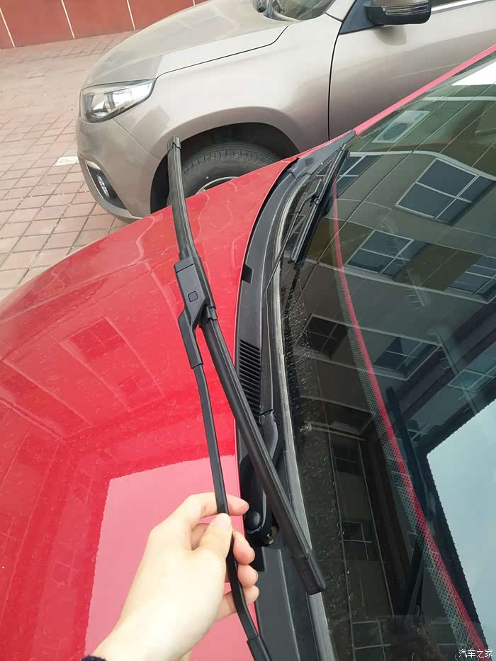 我图片像放错位置 家将就看 卸雨刮 就按图片里那个中间那个方块