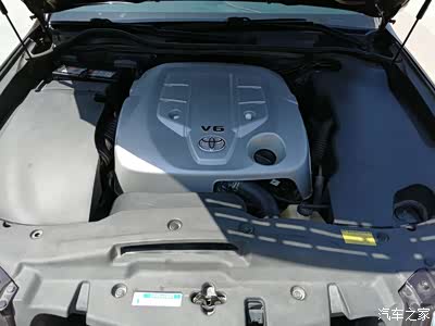 干净整洁发动机舱.