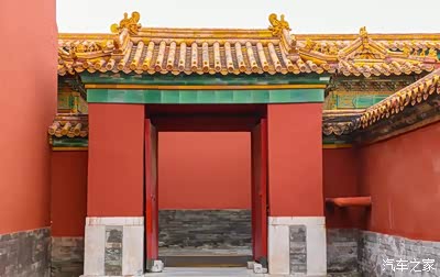 琉璃鸳鸯瓦,朱漆大红牖,赤柱挺起,雕梁画栋