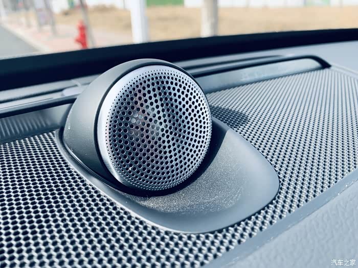 bowers&wilkins(宝华韦健)音响 给漫长的驾乘旅途有增添了几分乐趣