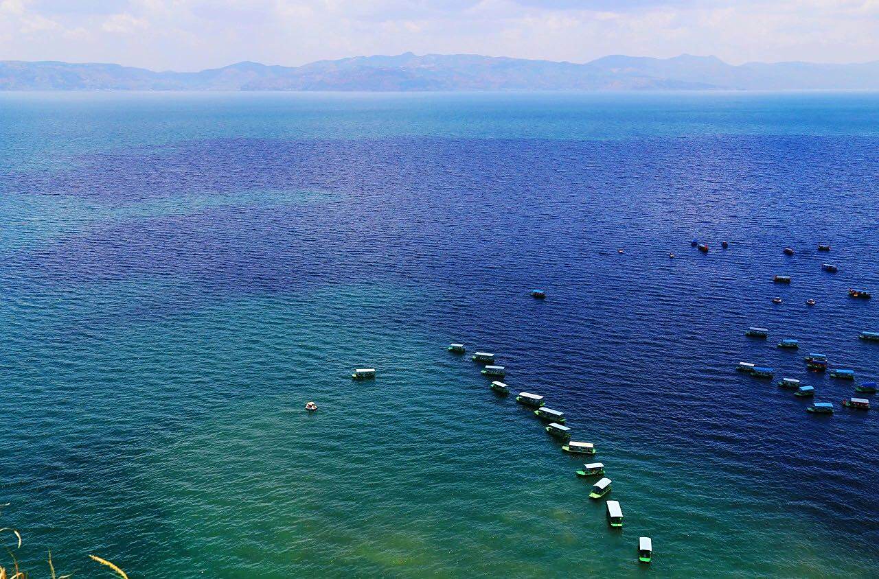 撫仙湖,萬頃琉璃萬頃藍,一湖純淨深藍,一直流淌心間