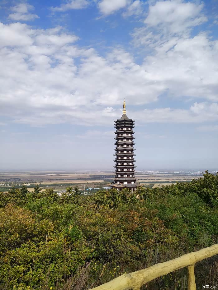 在观景台上看万佛塔