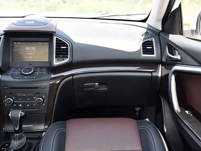 北汽幻速s6内饰整体设计中规中矩,顶配采用黑棕色拼色,大气.