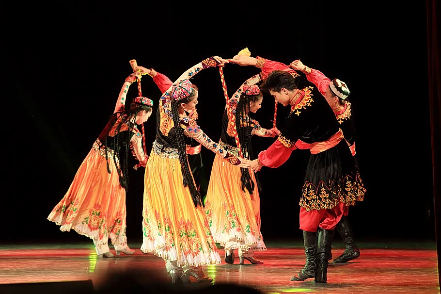 美丽的少数民族姑娘,能歌善舞,翩翩起舞.