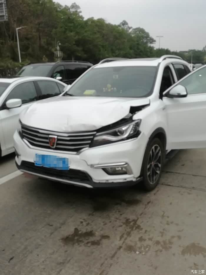【图】高速上连环追尾,前车也是rx5,我的大白车头受损有点重_荣威rx5