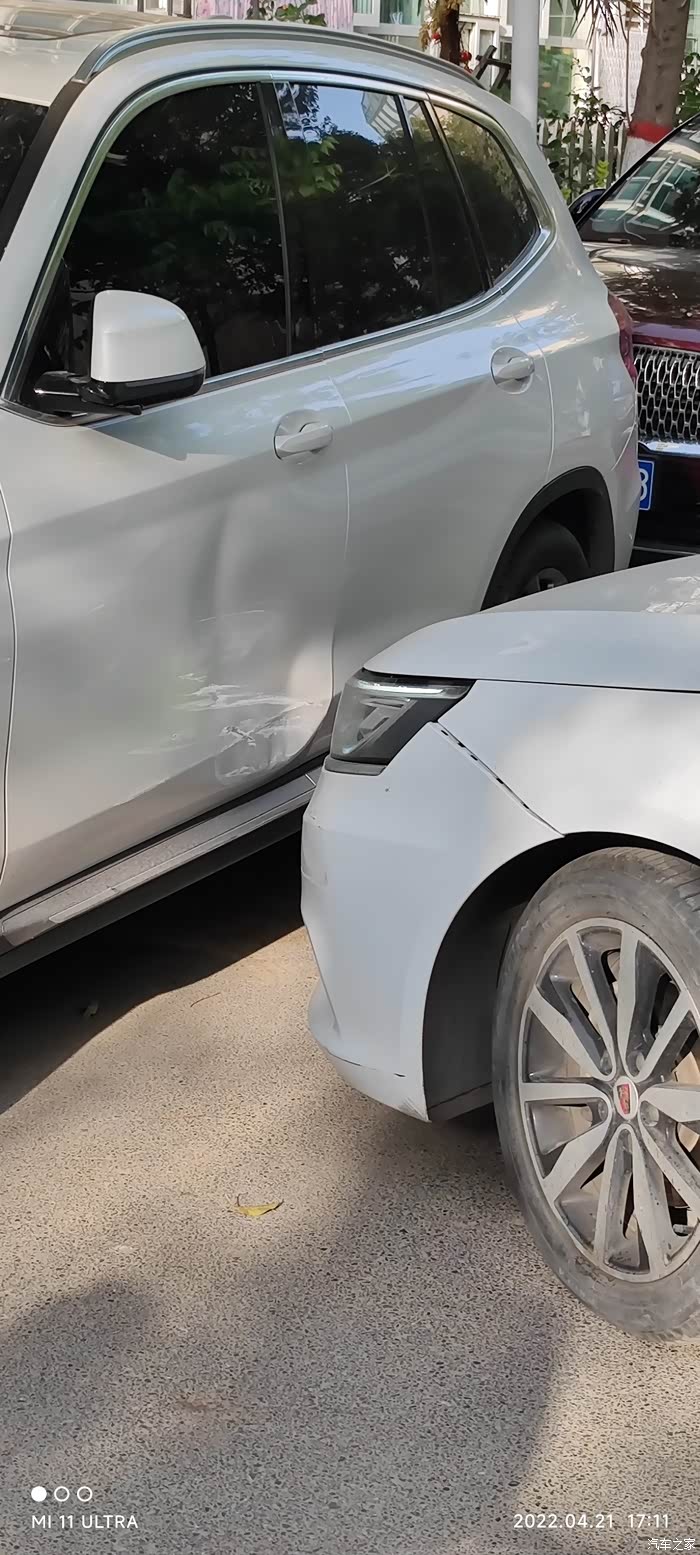 车停在小区不幸被一邻居给撞了左前门