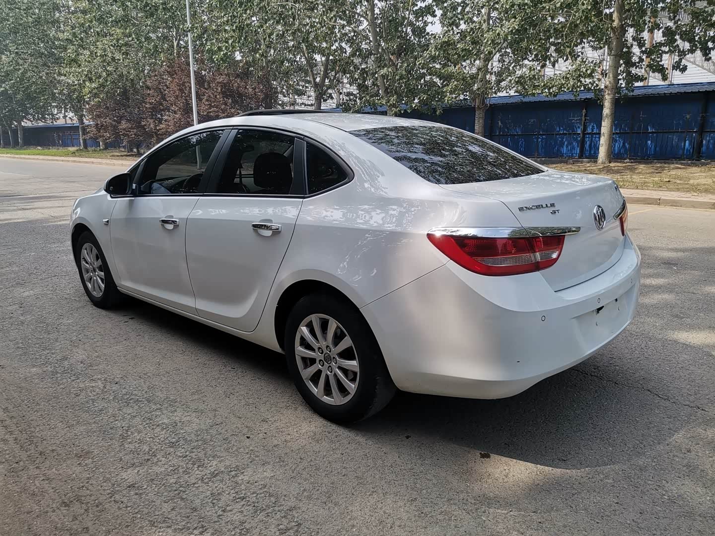 别克英朗,外观漂亮,操控性能好,我的最爱