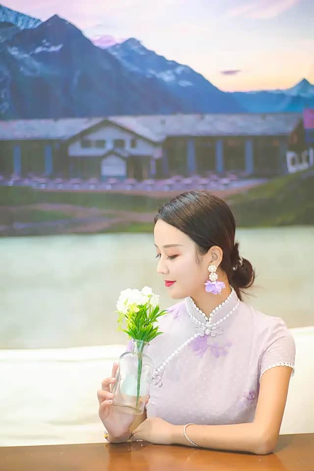 中年女士拍照,拍出气质,年轻又漂亮.