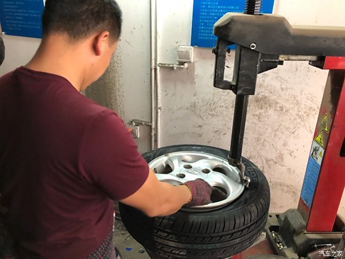 人力板车轮胎换胎视频图片